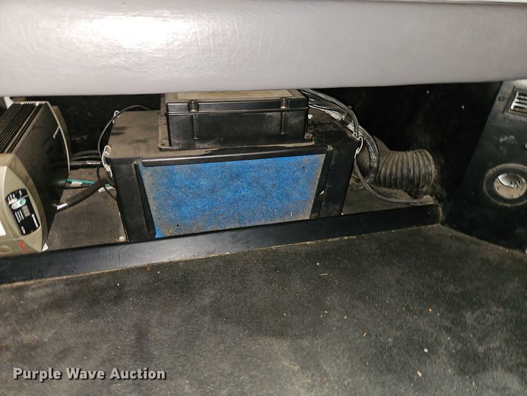 image for item EB8418 2013 Peterbilt 386 semi truck