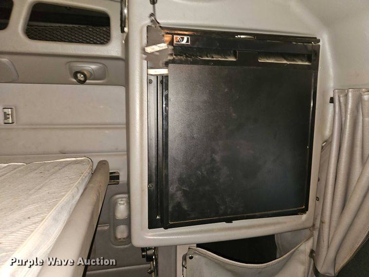 image for item EB8418 2013 Peterbilt 386 semi truck