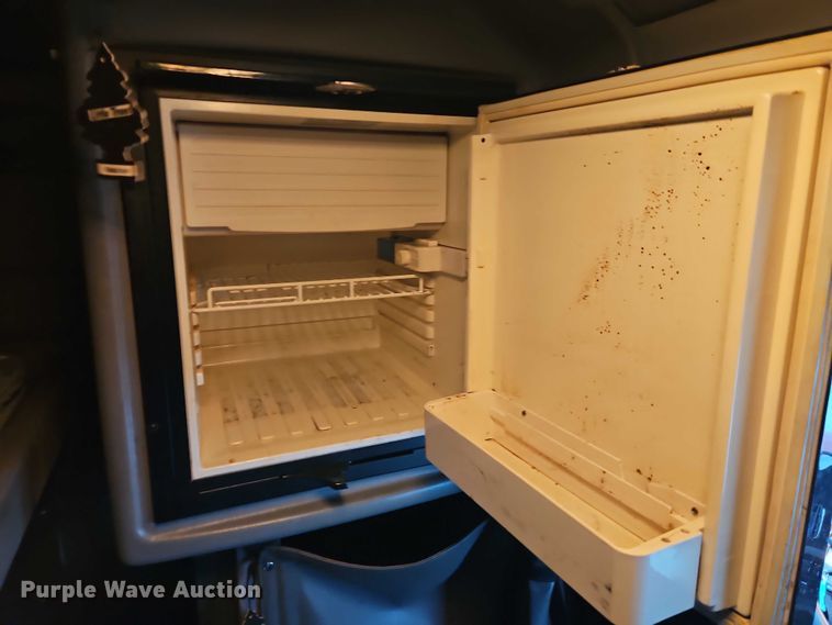 image for item EB8418 2013 Peterbilt 386 semi truck