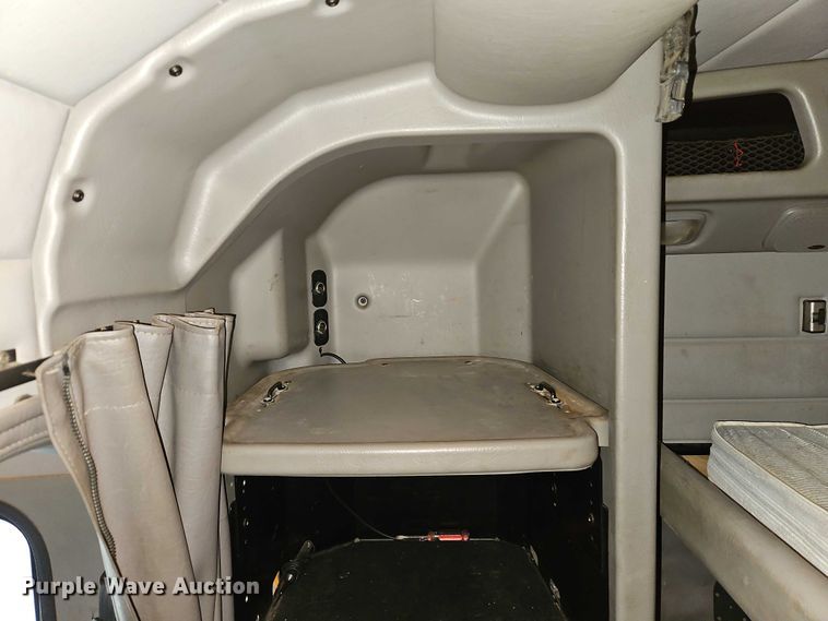 image for item EB8418 2013 Peterbilt 386 semi truck