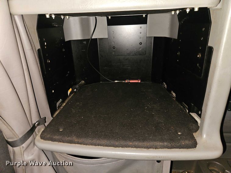 image for item EB8418 2013 Peterbilt 386 semi truck