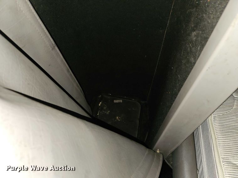 image for item EB8418 2013 Peterbilt 386 semi truck