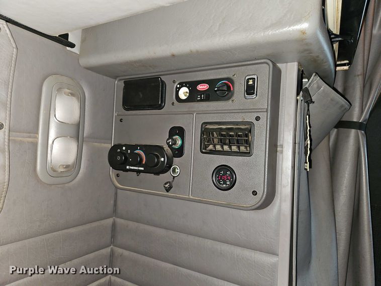 image for item EB8418 2013 Peterbilt 386 semi truck