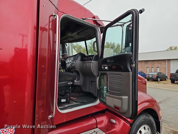 image for item EB8418 2013 Peterbilt 386 semi truck