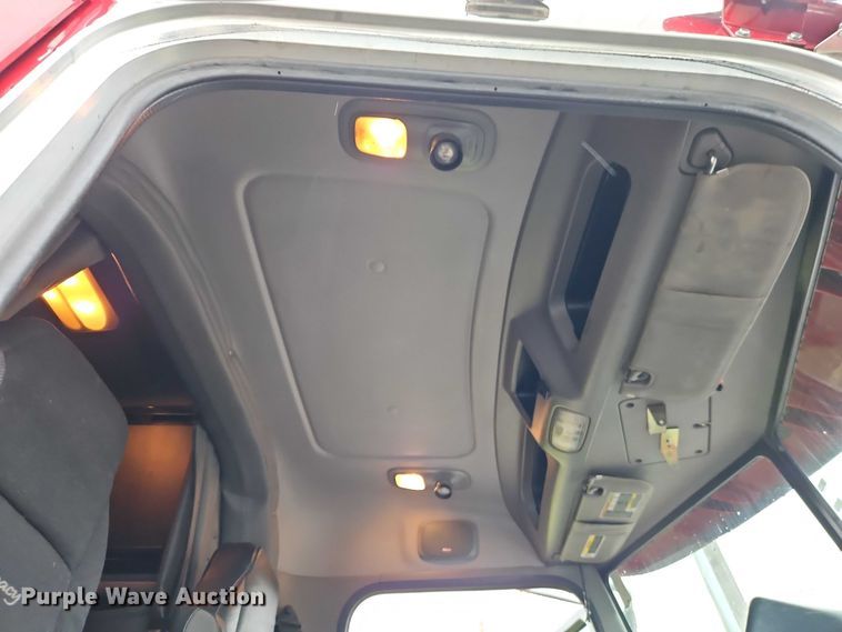 image for item EB8418 2013 Peterbilt 386 semi truck