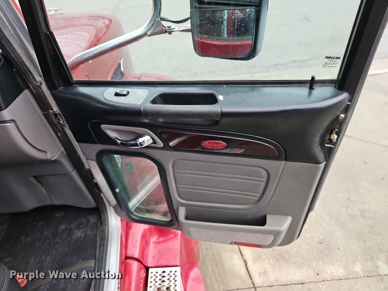 image for item EB8418 2013 Peterbilt 386 semi truck