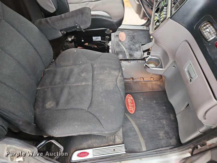 image for item EB8418 2013 Peterbilt 386 semi truck