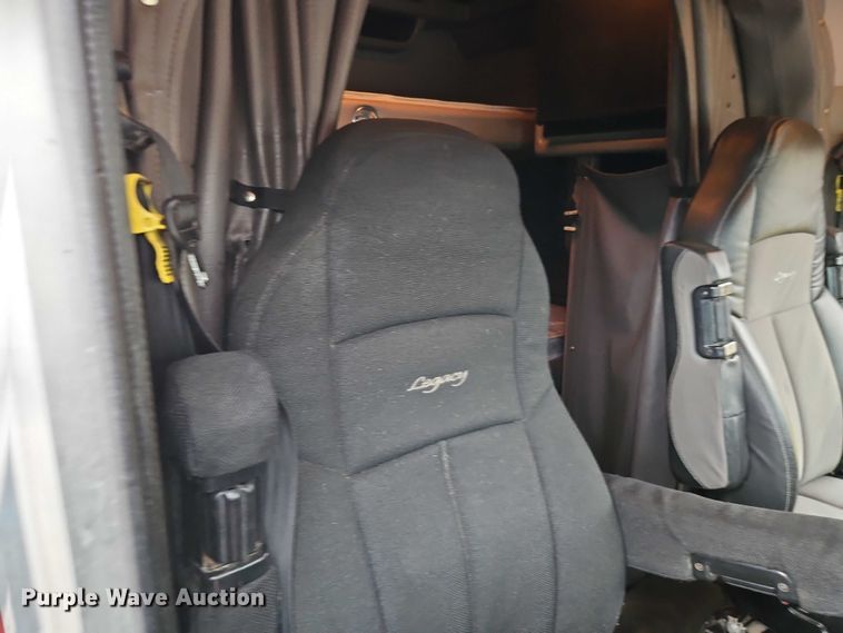 image for item EB8418 2013 Peterbilt 386 semi truck