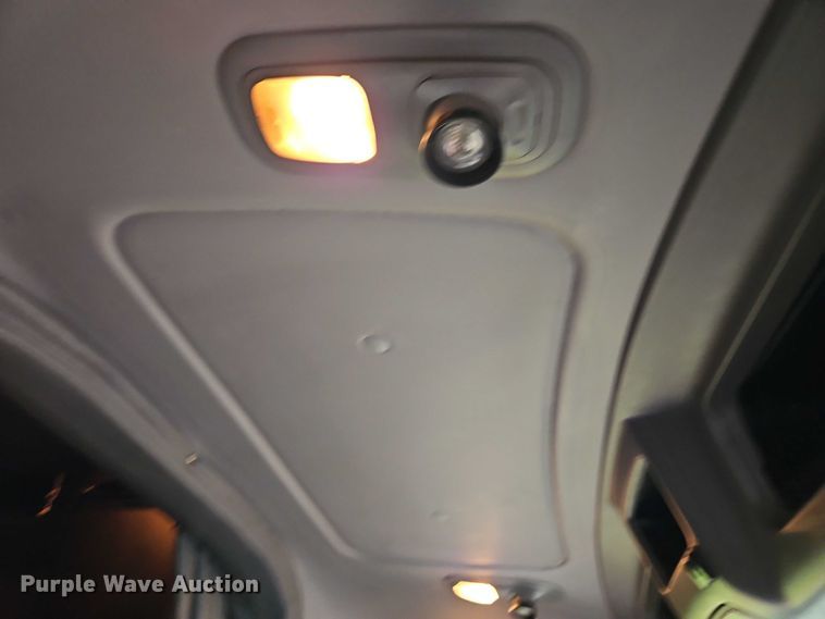 image for item EB8418 2013 Peterbilt 386 semi truck