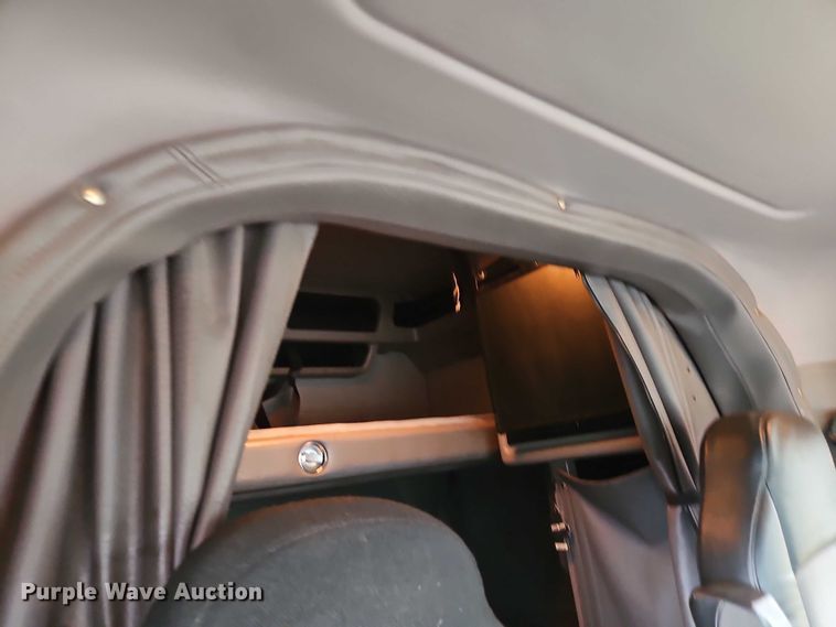 image for item EB8418 2013 Peterbilt 386 semi truck