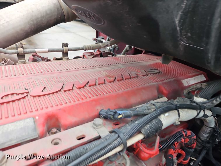 image for item EB8418 2013 Peterbilt 386 semi truck