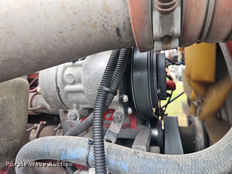 image for item EB8418 2013 Peterbilt 386 semi truck