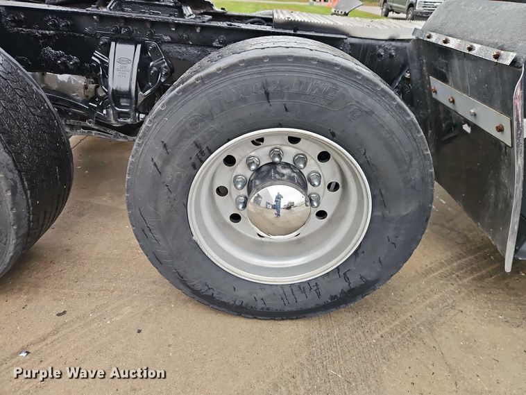 image for item EB8418 2013 Peterbilt 386 semi truck