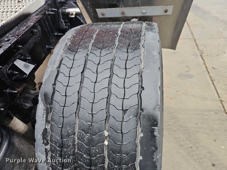 image for item EB8418 2013 Peterbilt 386 semi truck