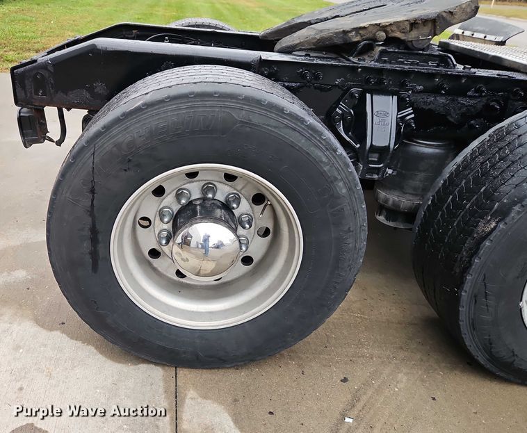 image for item EB8418 2013 Peterbilt 386 semi truck