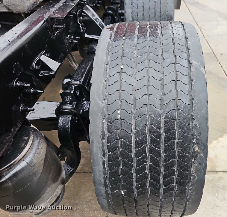 image for item EB8418 2013 Peterbilt 386 semi truck