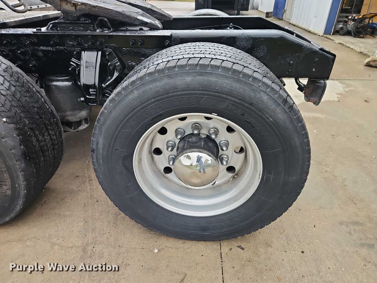 image for item EB8418 2013 Peterbilt 386 semi truck