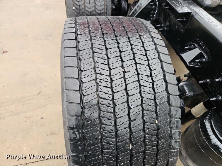 image for item EB8418 2013 Peterbilt 386 semi truck