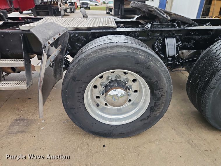 image for item EB8418 2013 Peterbilt 386 semi truck