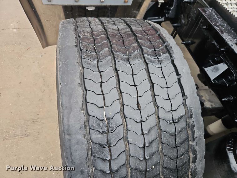 image for item EB8418 2013 Peterbilt 386 semi truck