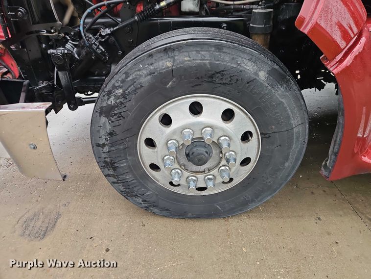 image for item EB8418 2013 Peterbilt 386 semi truck