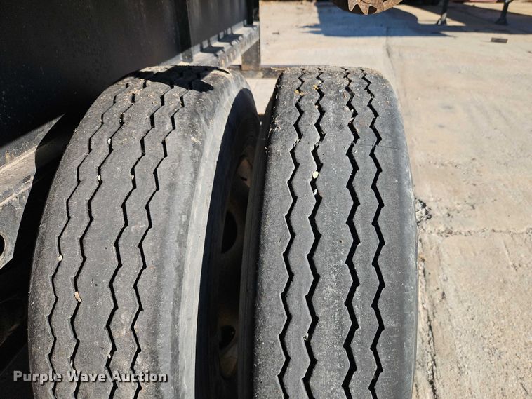 image for item EB8453 2013 Dorsey extendable flatbed trailer