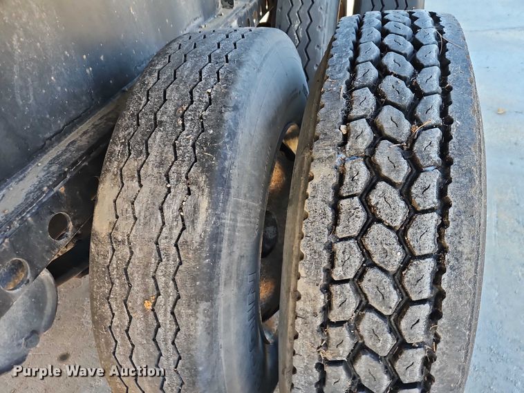 image for item EB8453 2013 Dorsey extendable flatbed trailer