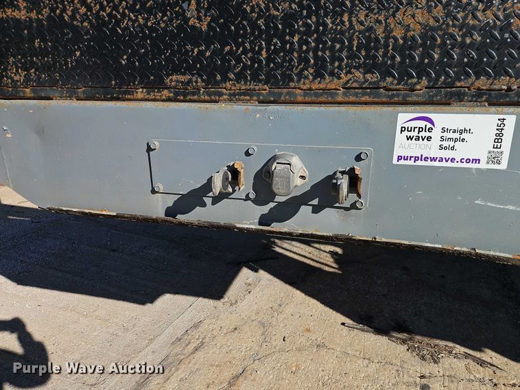 image for item EB8454 2017 Transcraft extendable flatbed trailer