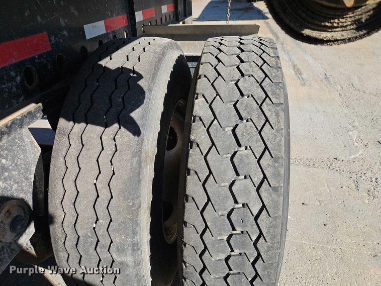 image for item EB8454 2017 Transcraft extendable flatbed trailer