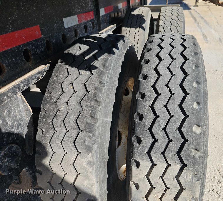 image for item EB8454 2017 Transcraft extendable flatbed trailer