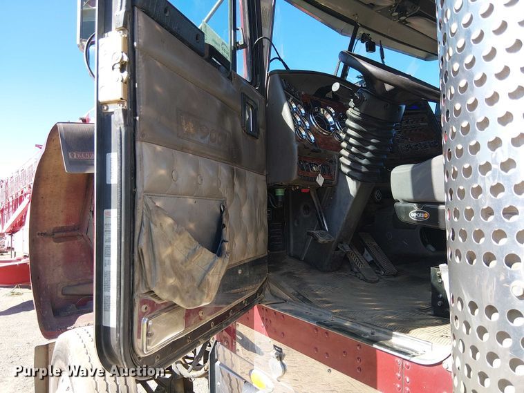 image for item EC1308 2004 Kenworth W900 semi truck