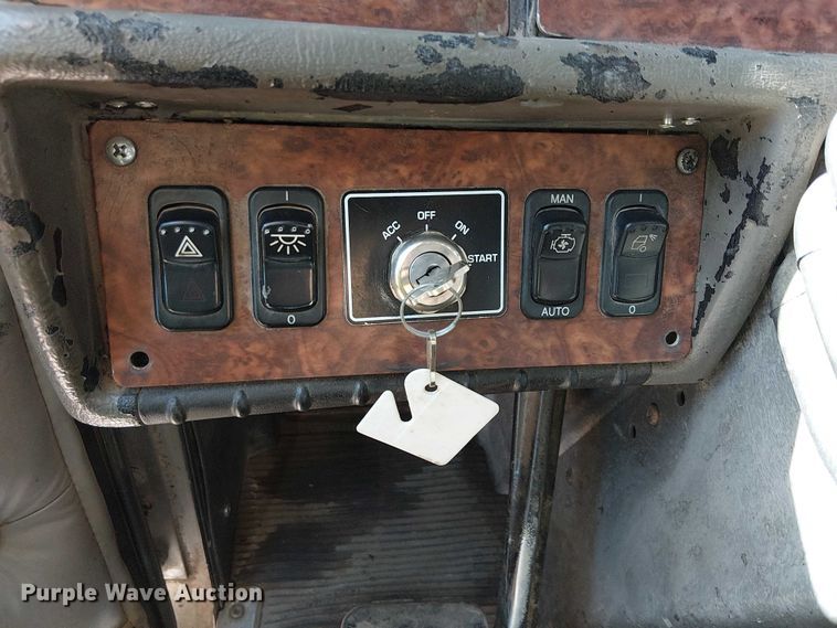 image for item EC1308 2004 Kenworth W900 semi truck