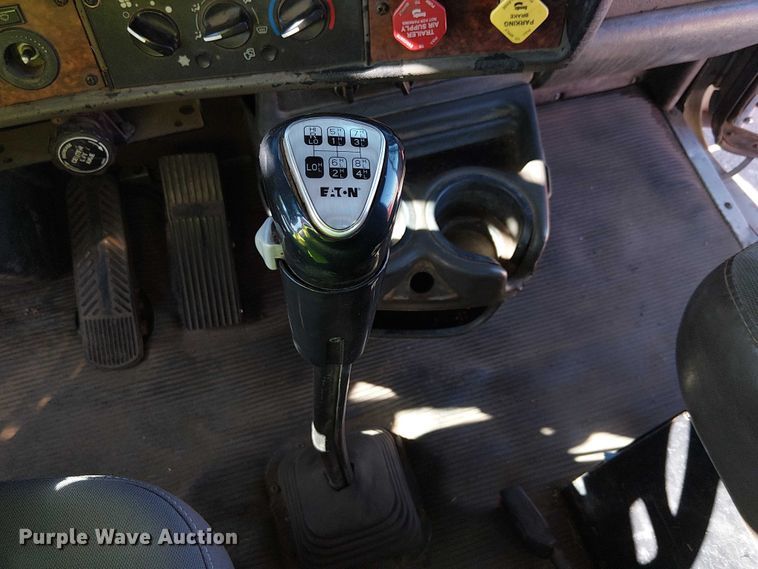 image for item EC1308 2004 Kenworth W900 semi truck