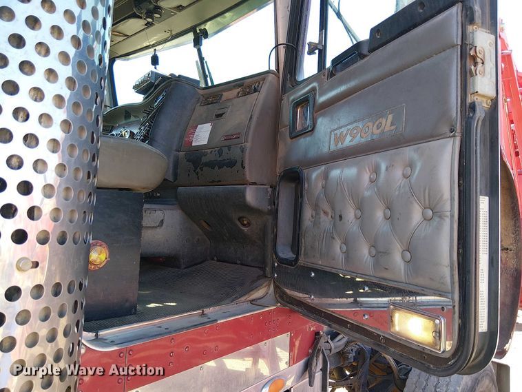 image for item EC1308 2004 Kenworth W900 semi truck