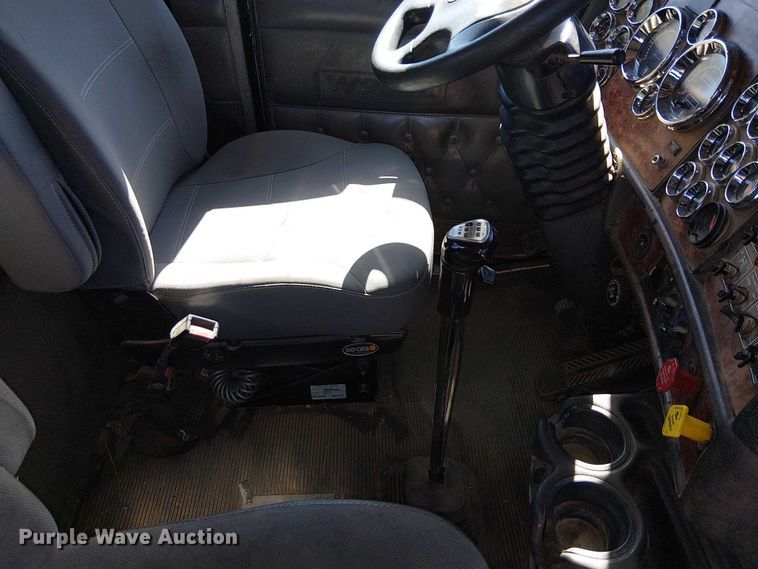 image for item EC1308 2004 Kenworth W900 semi truck