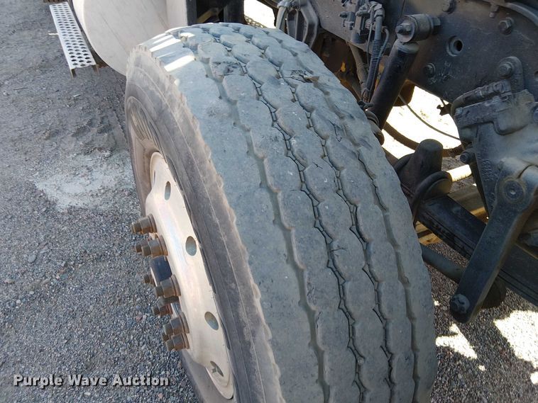 image for item EC1308 2004 Kenworth W900 semi truck