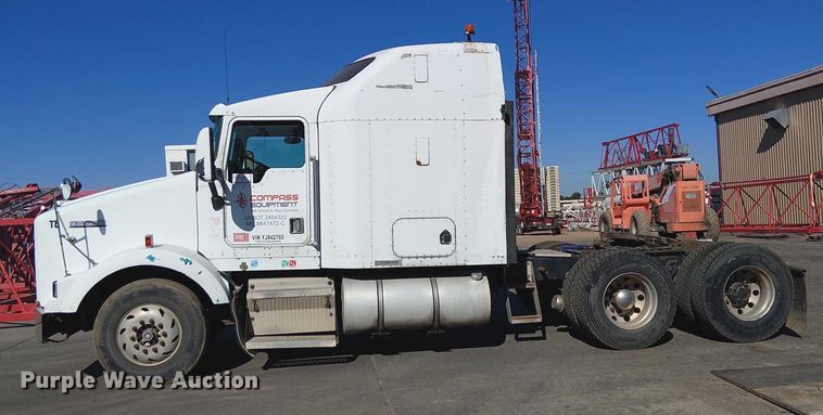 image for item EC1309 2000 Kenworth T800 semi truck
