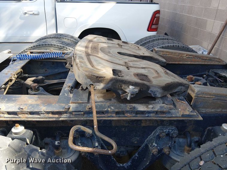 image for item EC1309 2000 Kenworth T800 semi truck