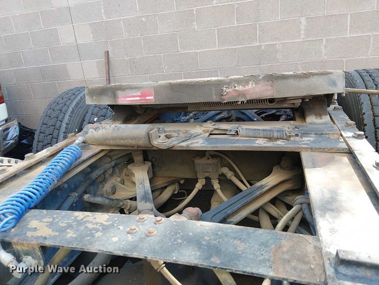 image for item EC1309 2000 Kenworth T800 semi truck