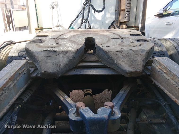 image for item EC1309 2000 Kenworth T800 semi truck