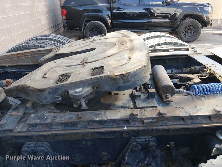 image for item EC1309 2000 Kenworth T800 semi truck