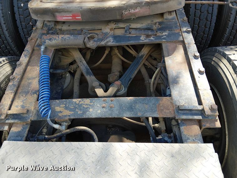 image for item EC1309 2000 Kenworth T800 semi truck