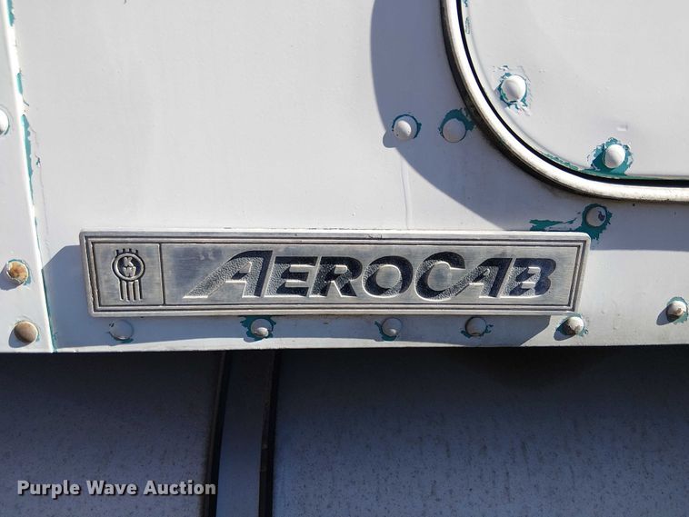 image for item EC1309 2000 Kenworth T800 semi truck