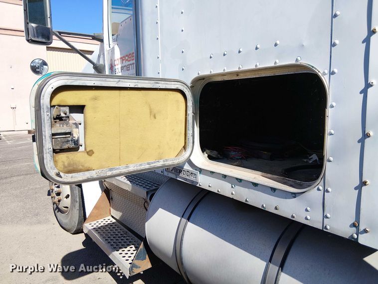 image for item EC1309 2000 Kenworth T800 semi truck