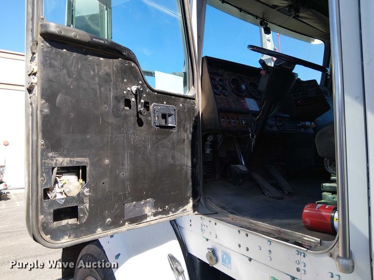 image for item EC1309 2000 Kenworth T800 semi truck