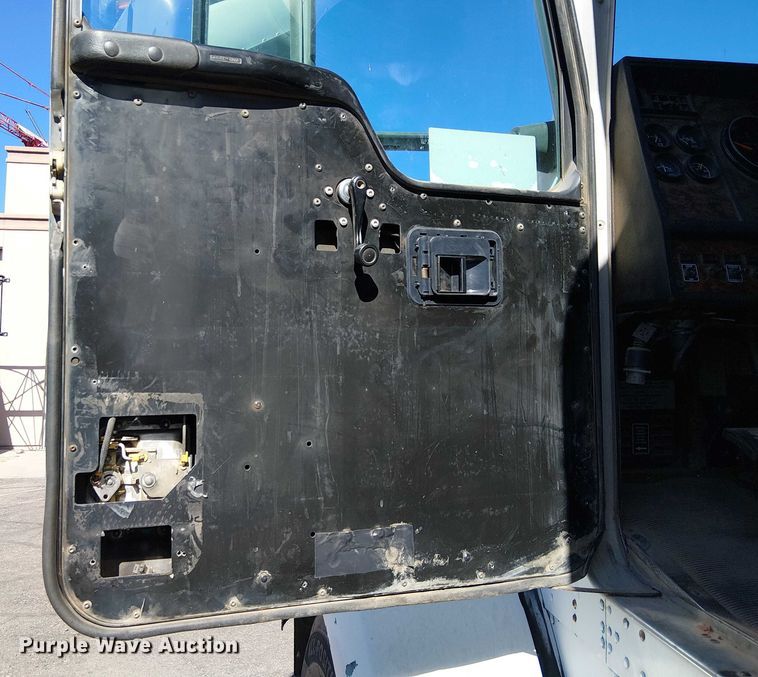 image for item EC1309 2000 Kenworth T800 semi truck