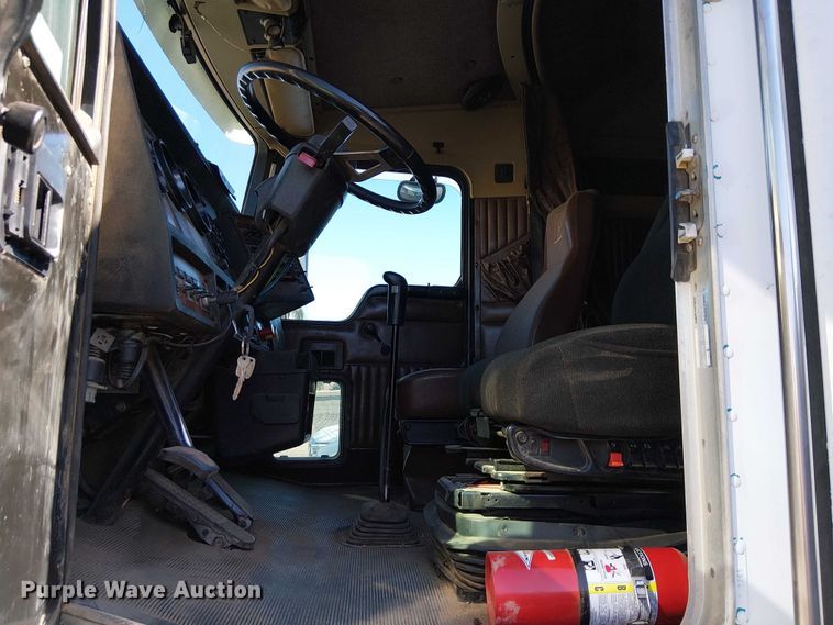 image for item EC1309 2000 Kenworth T800 semi truck