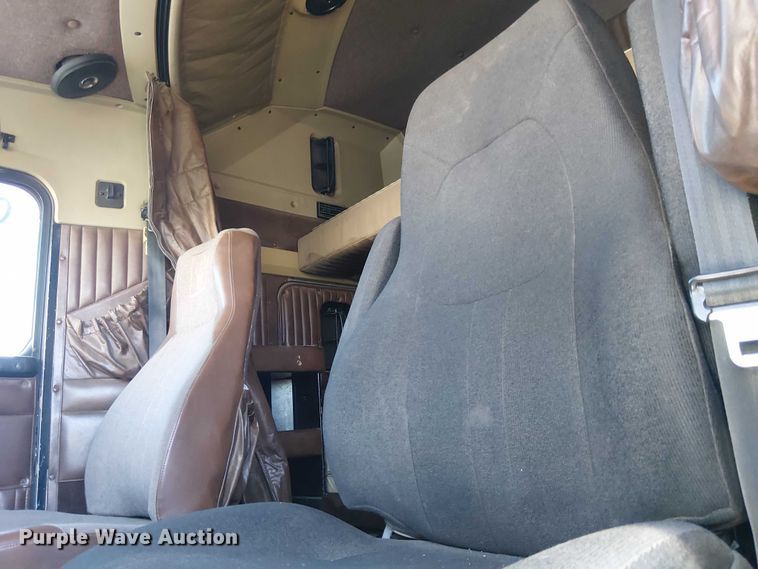 image for item EC1309 2000 Kenworth T800 semi truck