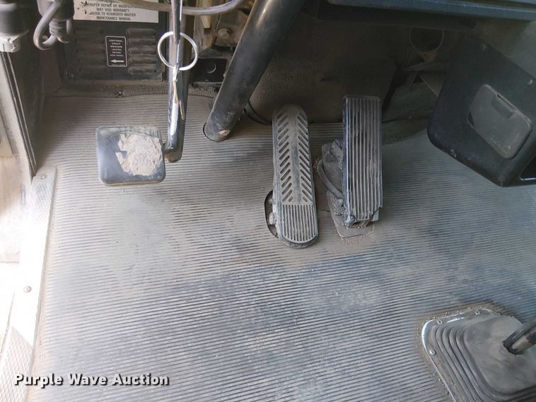 image for item EC1309 2000 Kenworth T800 semi truck