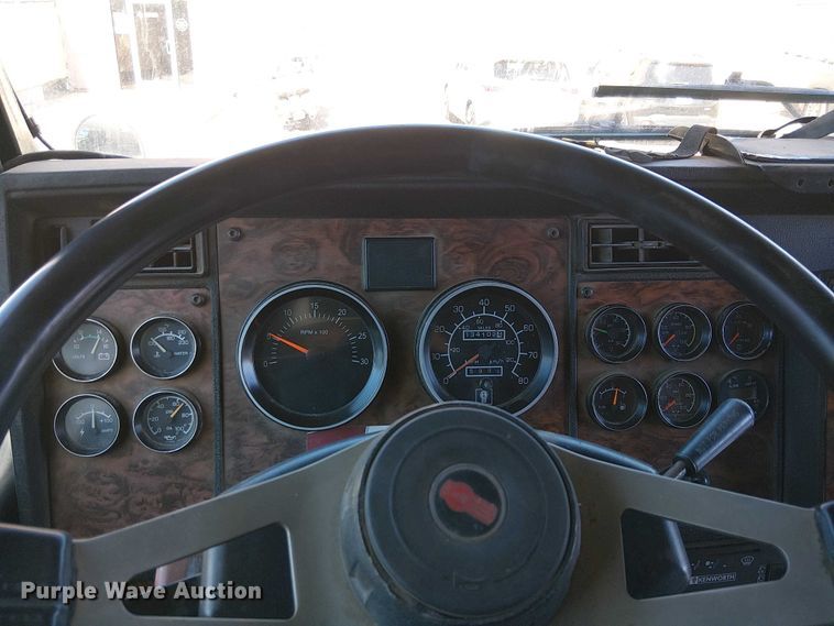 image for item EC1309 2000 Kenworth T800 semi truck